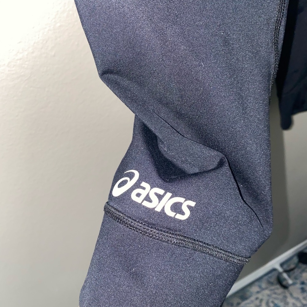 ASICS Capri leggings (I’m 5’4 right above ankle) - Picture 6 of 6